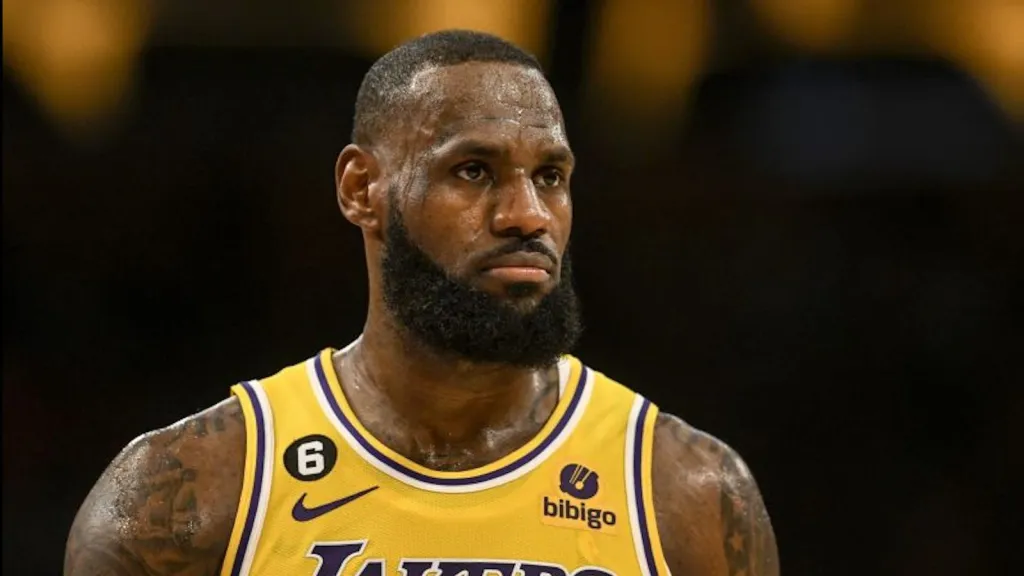 Lebron Se Convierte En El Primer Jugador De La Nba En Anotar