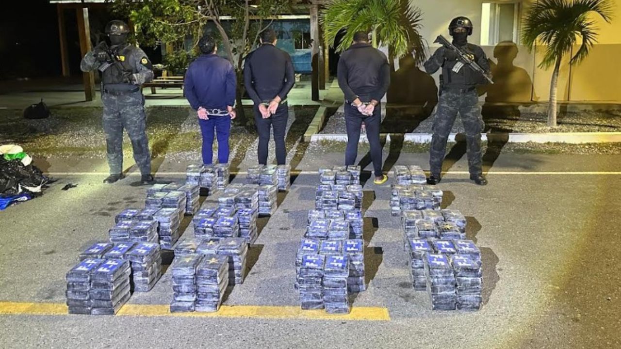 Confiscan cargamento de 395 paquetes de cocaína arrestan a tres hombres