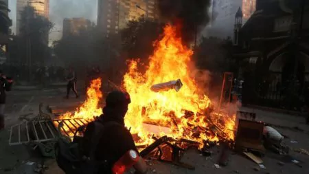 Miles de chilenos toman el centro de Santiago en la primera protesta del 2020