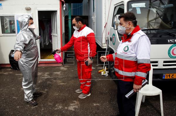 Suben a 2.640 los muertos por coronavirus en Irán, que prolonga restricciones