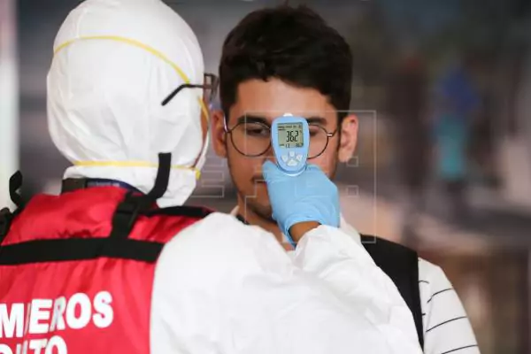 Ecuador abre templos e iglesias por 15 minutos y aeropuertos al 30 por ciento