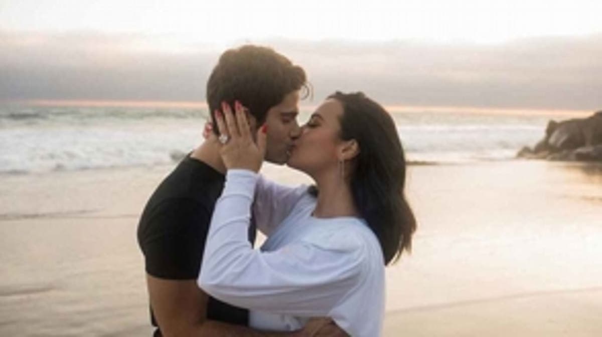 Demi Lovato y el actor Max Ehrich anuncian su compromiso