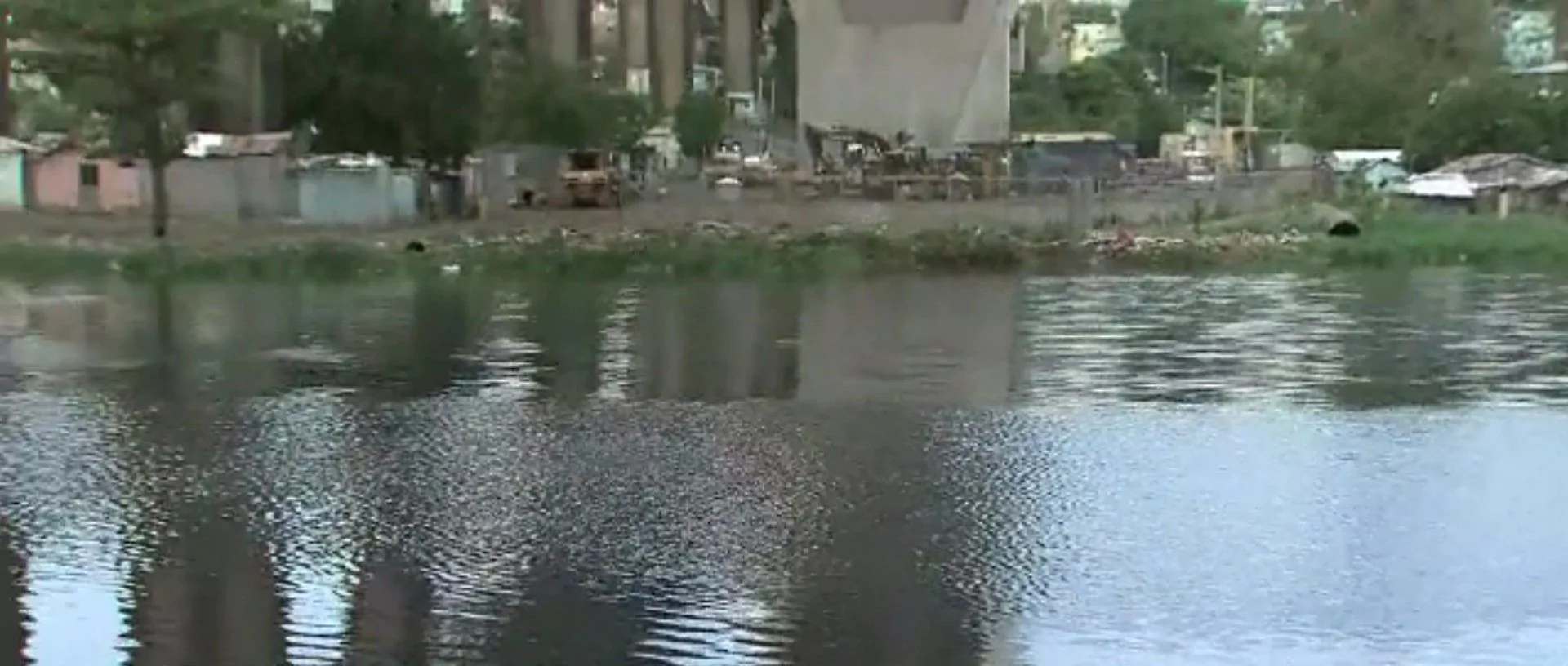 En ribera del Ozama se preparan para paso de Isaias