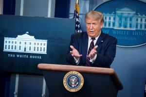 Trump advierte que pandemia empeorará en EEUU e insiste en uso de mascarillas