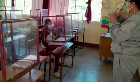 Maestra utiliza su salario para comprar cubículos y proteger a sus alumnos