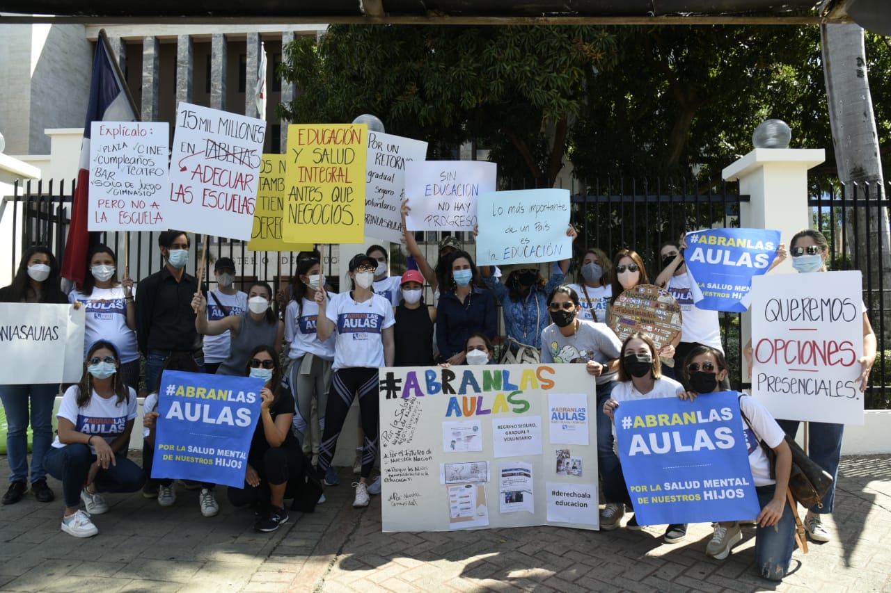 Manifestación de padres  frente al Minerd para exigir inicio de clases presenciales
