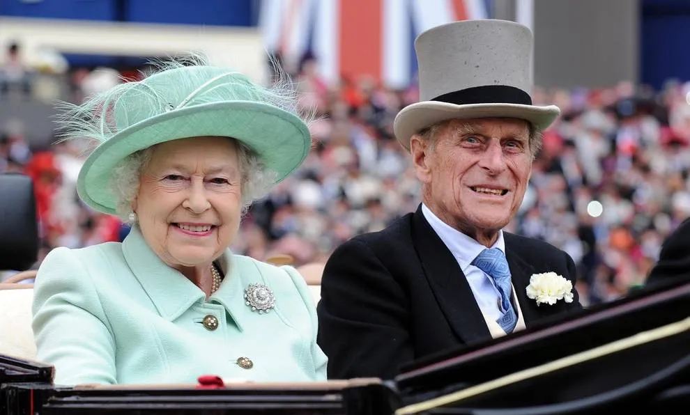 Isabel II cumple su primer compromiso tras la muerte del duque de Edimburgo