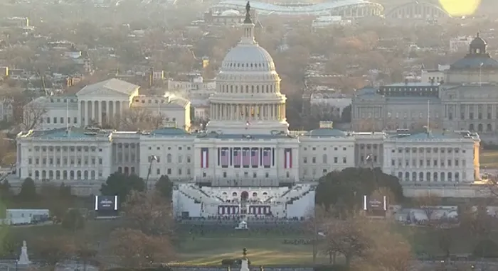 Trump dice que fiscal le informó que es objeto de investigación por asalto al Capitolio