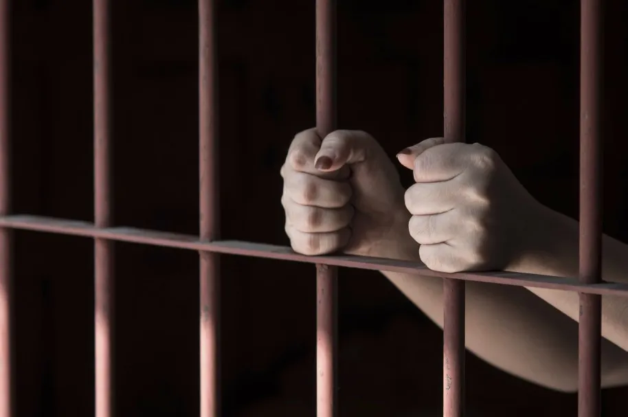 Envían a la cárcel a una mujer acusada de matar a una de sus hijas gemelas