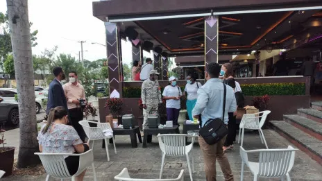 Empleados y clientes de bares de la Sarasota se vacunan en centro de diversión