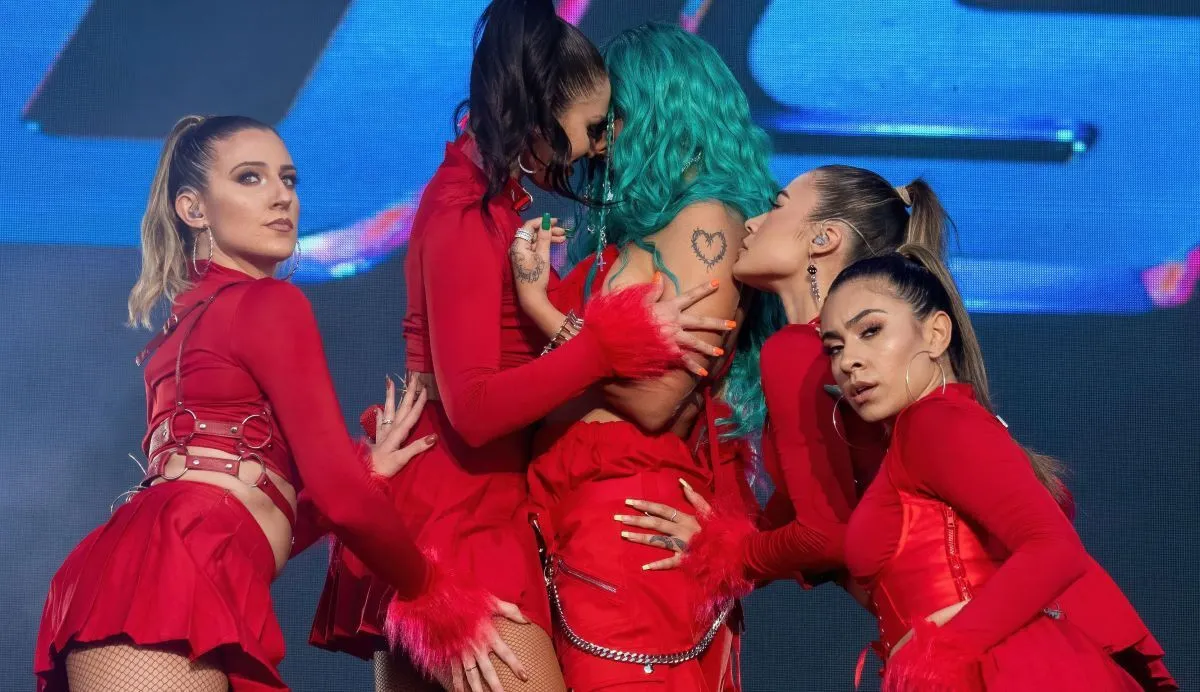 Video: Karol G besa a una bailarina en pleno concierto; acción causa furor  en sus seguidores