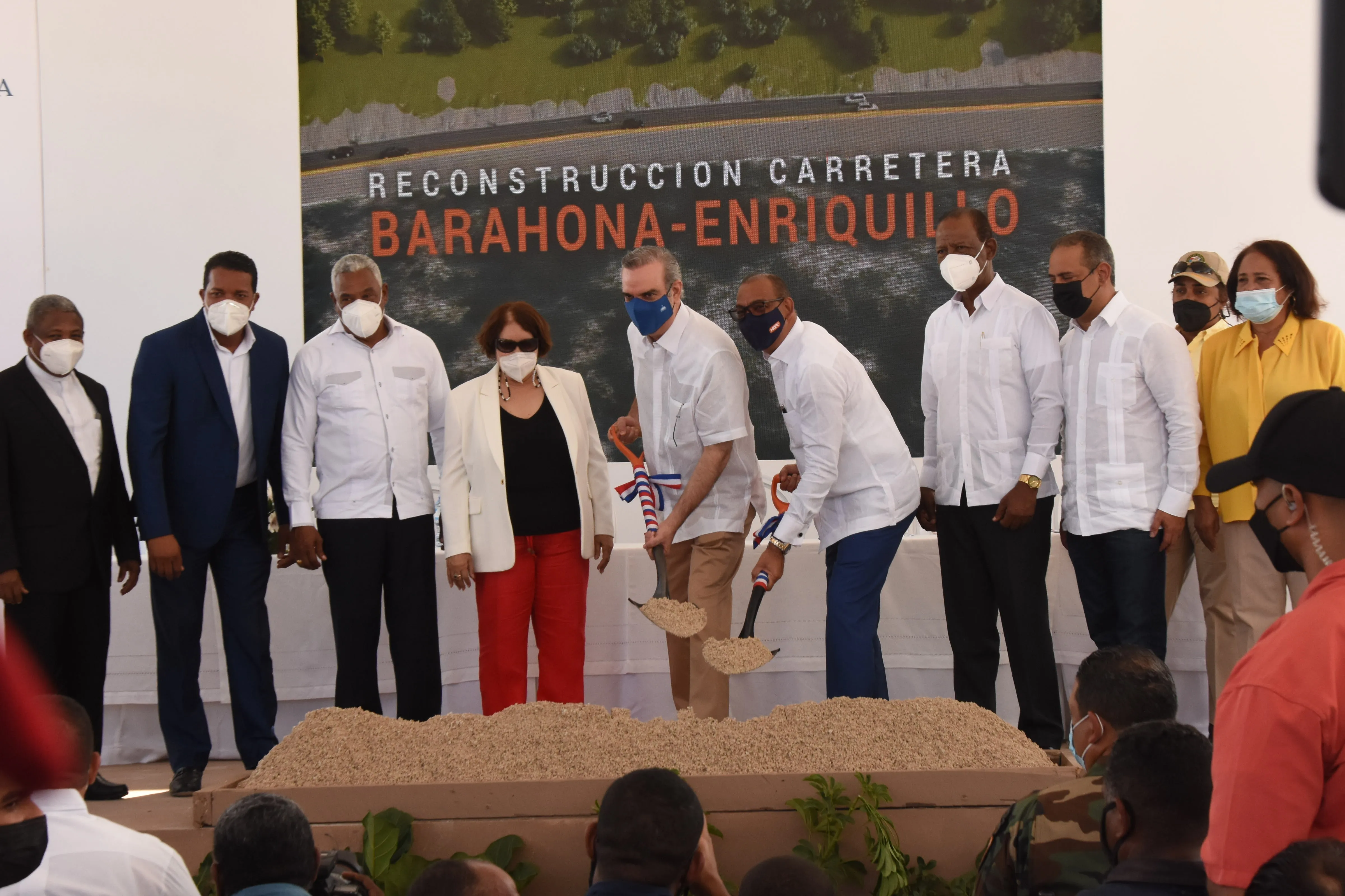 Abinader deja iniciada reconstrucción carretera Barahona-Enriquillo