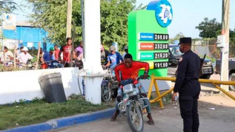 Haitianos abarrotan estaciones de combustibles en Elías Piña