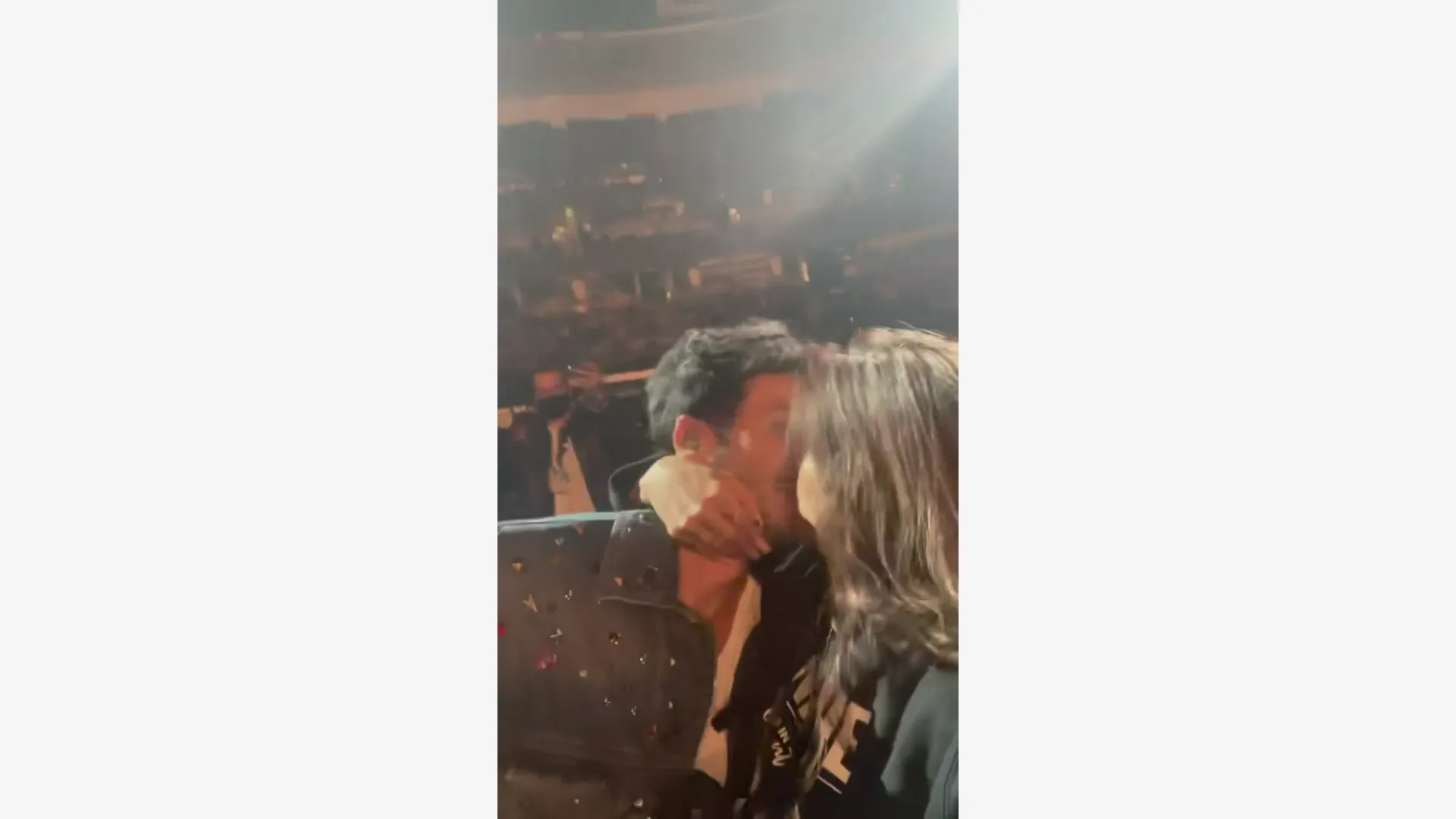 Video: Fanática le roba un beso a Sebastián Yatra