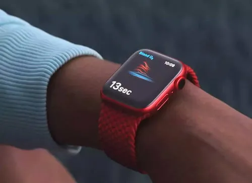 Actor compra en línea un reloj inteligente de Apple y recibe una piedra en el envío