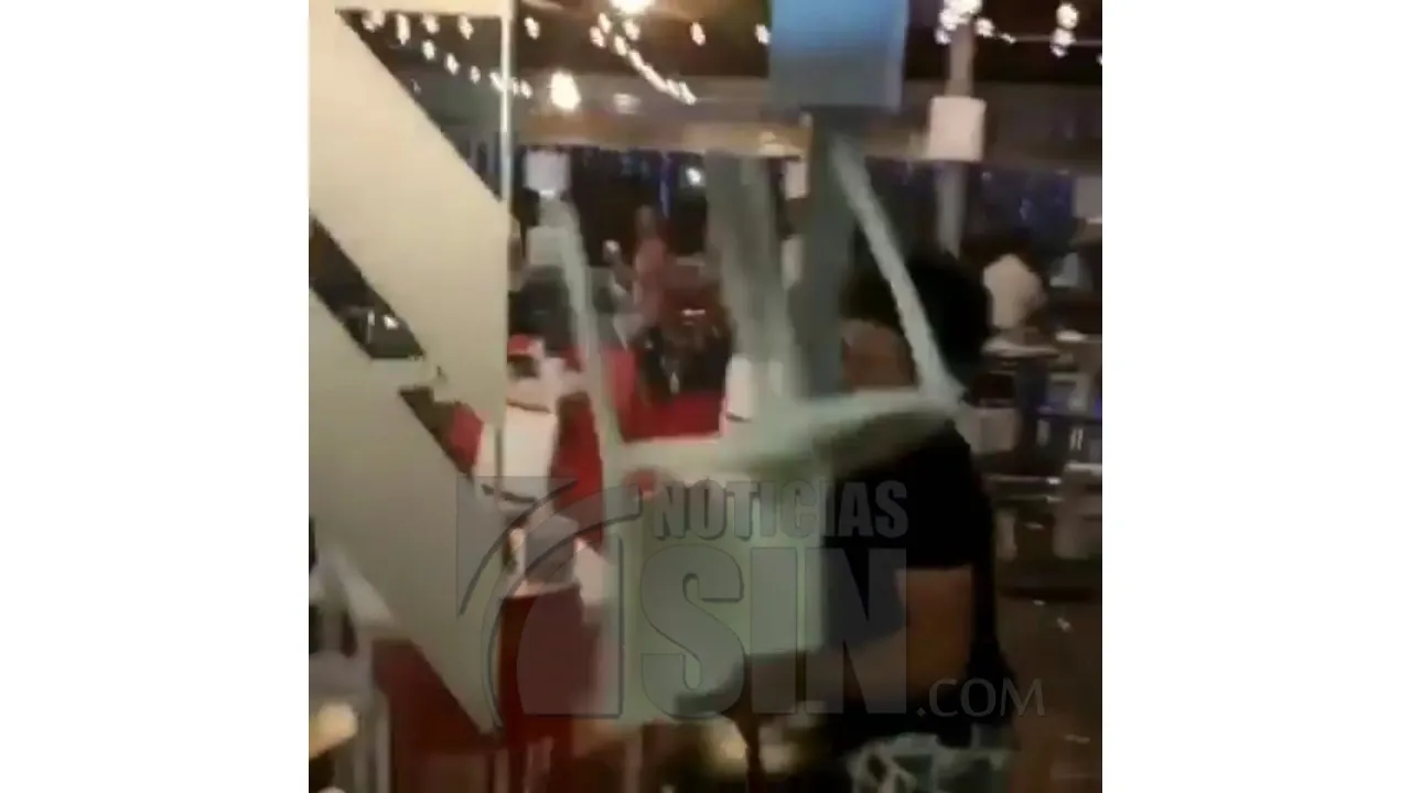 Video: Fiesta de Nochebuena termina a sillazos en un bar en Montecristi