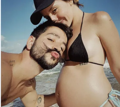 Desde la playa Evaluna presume su embarazo junto a Camilo