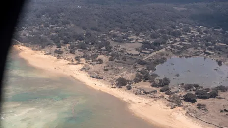 La primera ayuda humanitaria llega a la devastada Tonga
