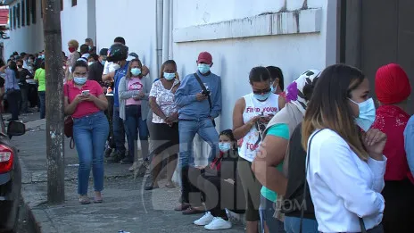 Pasan las fiestas y los centros de pruebas para detectar COVID-19 siguen abarrotados