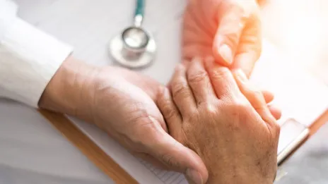 Director de CECANOT pide respaldo económico del gobierno para realización de cirugía de Parkinson