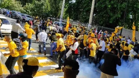 Lanzan bomba lacrimógena a Botello y esposa en las afueras del Congreso Nacional