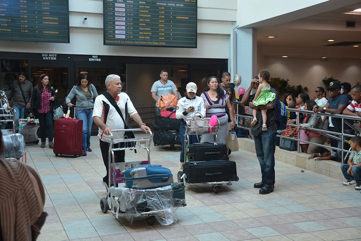 Pasajeros dominicanos denuncian extorsión en Aeropuerto de las Américas