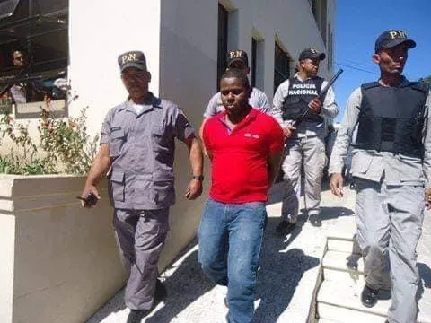 Policía apresa hombre con drogas y un arma de fuego en Ocoa
