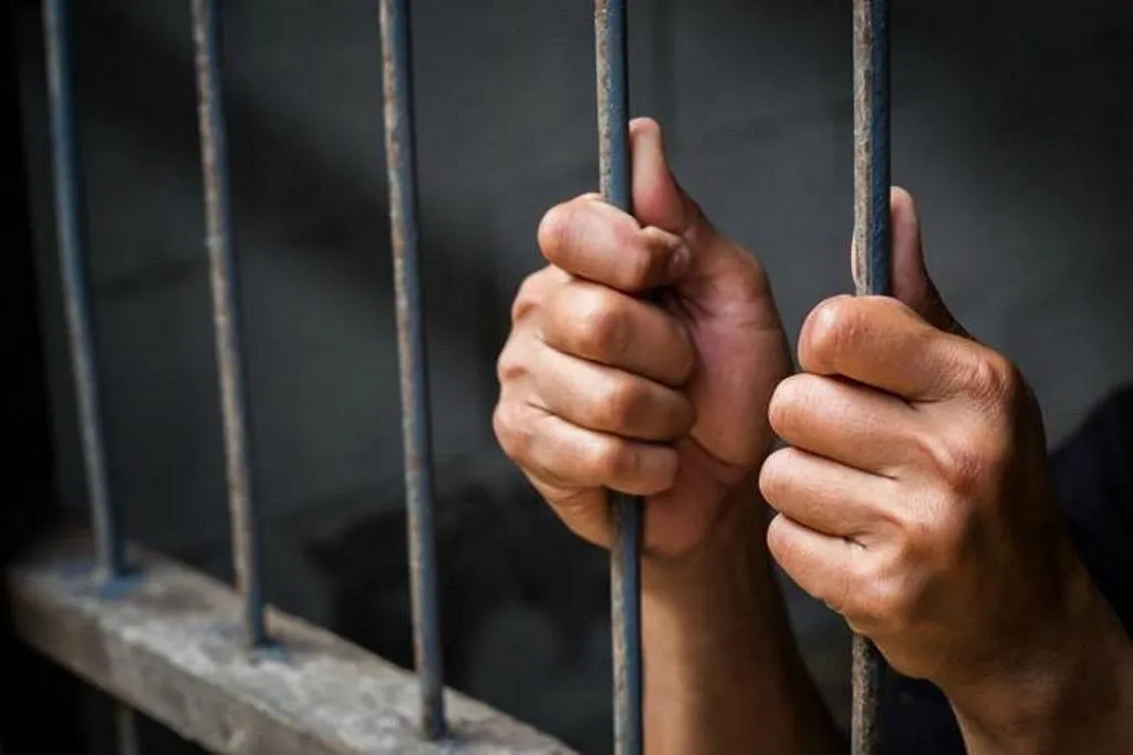 Envían a prisión mujer que violaba a sus tres hijos y vendía videos a presos