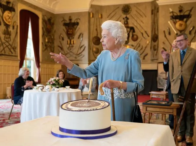 Isabel II es "una inspiración" en su 96 cumpleaños, dice su familia