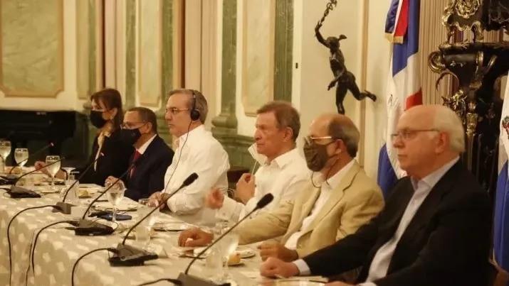 Presidente Luis Abinader almuerza con periodistas
