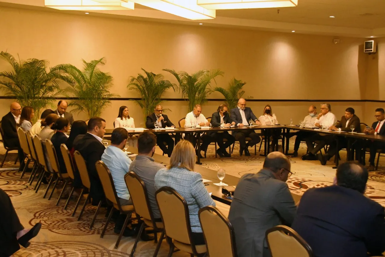 JAC pide a líneas aéreas mejorar servicios y tarifas
