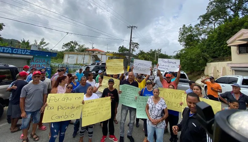Moradores demandan construcción de carretera en Hermanas Mirabal