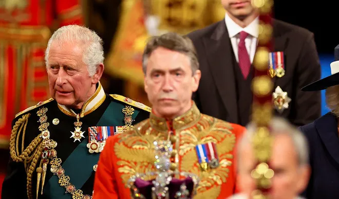 Príncipe Carlos reemplazó por primera vez a Isabel II en el “discurso del trono”