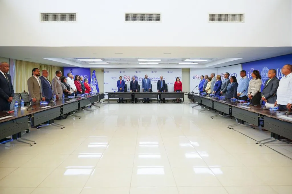 Rector de la UASD juramenta a  funcionarios que le acompañarán en su gestión
