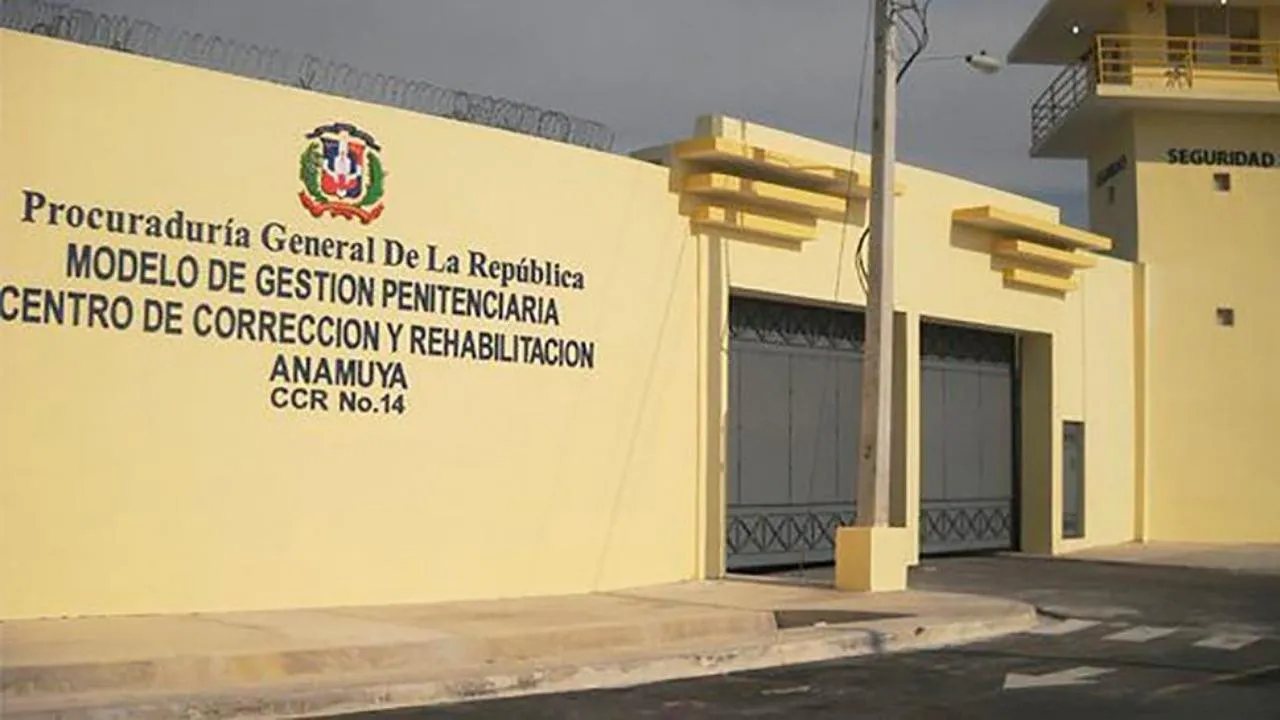 Reos arman motín en CCR de Higüey tras requisa; dos guardias han sido tomados como rehenes
