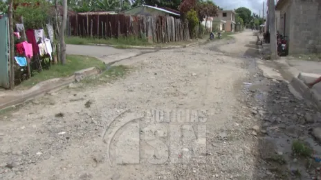 Exigen asfaltar calles en sectores de Monte Plata