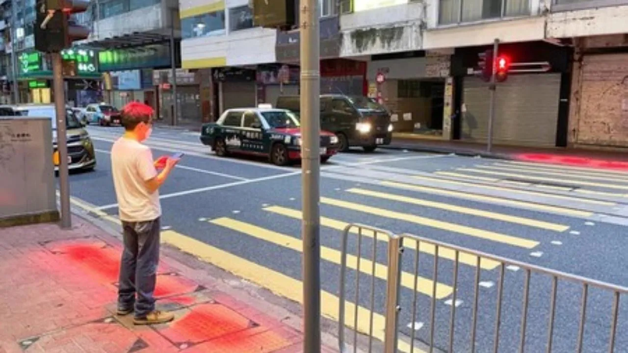 Hong Kong pone semáforos en las aceras para peatones "adictos" al celular