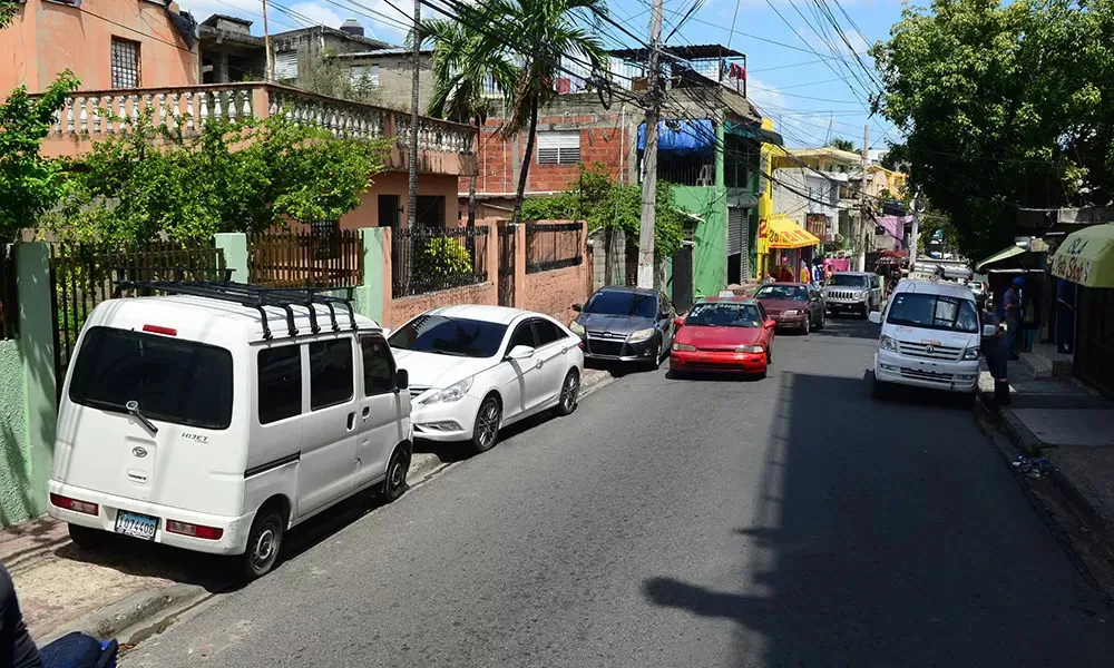 A partir de hoy vehículos solo podrán parquearse en una misma dirección