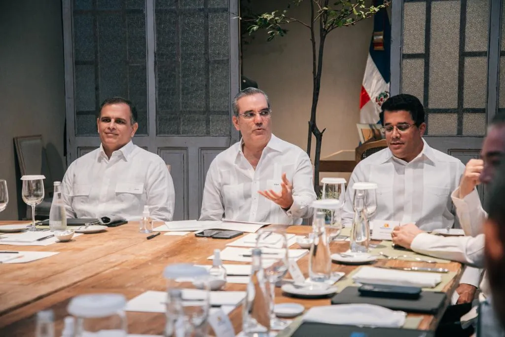 Abinader se reúne con representantes de líneas aéreas nacionales para convertir RD en centro de distribución