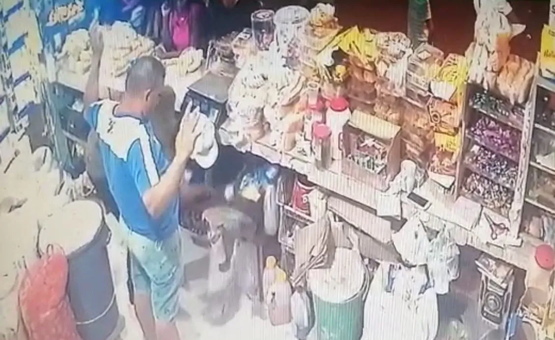 Video: Con pistola en mano asaltan un colmado en Arroyo Hondo