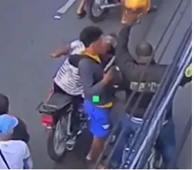 #VIDEO: Seis individuos atracan a motorista en Santiago