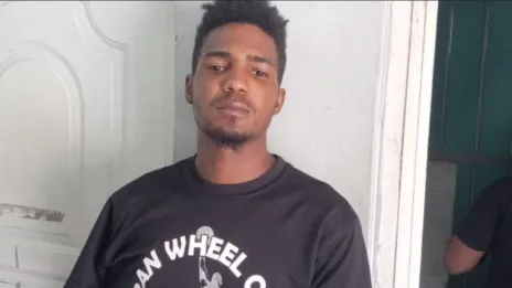 Padres deciden entregar hijo a la Policía tras verlo atracando una banca de lotería en Samaná