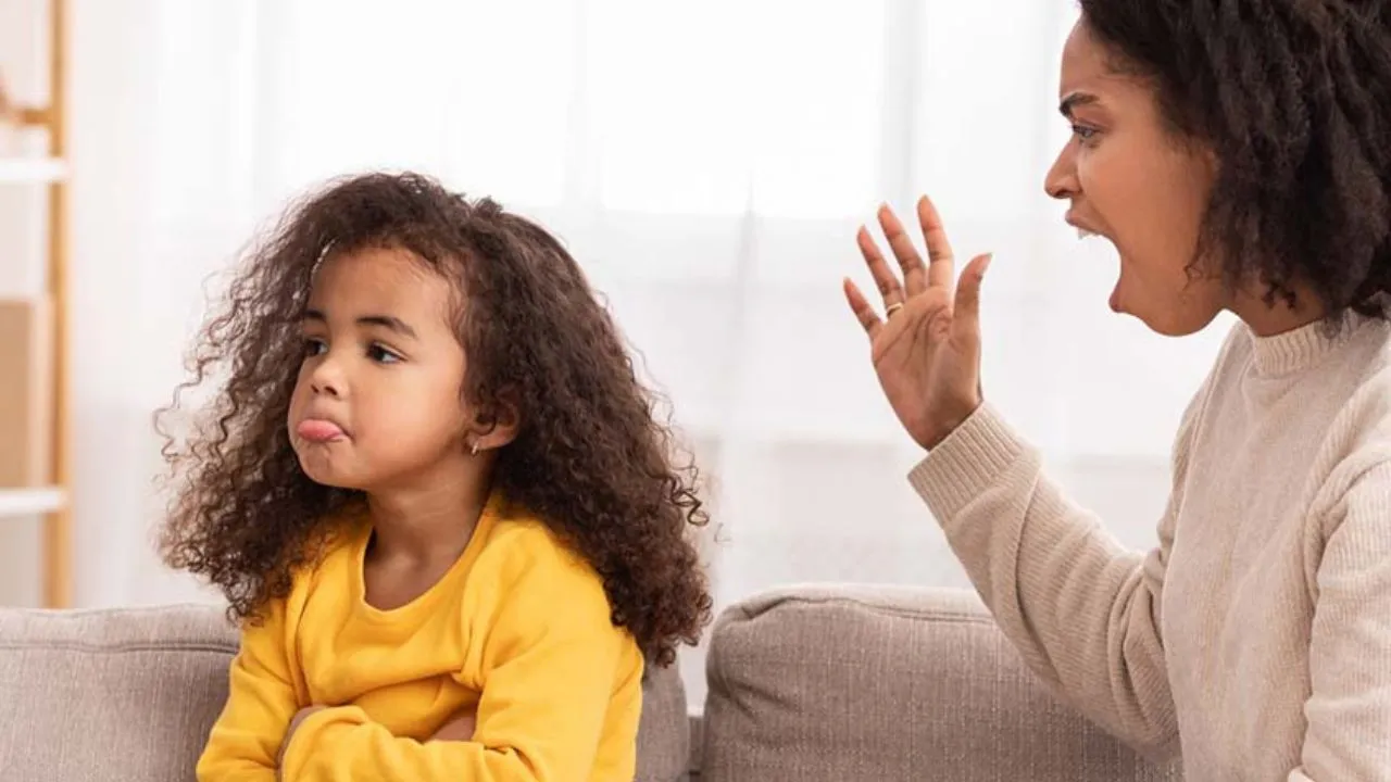Educadora explica cómo decir a un niño que no cuando quiere que le compres más