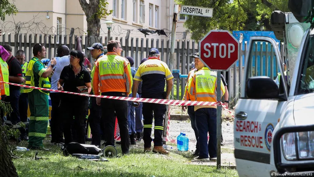 Suben a 15 los muertos por la explosión de un camión cisterna en Sudáfrica