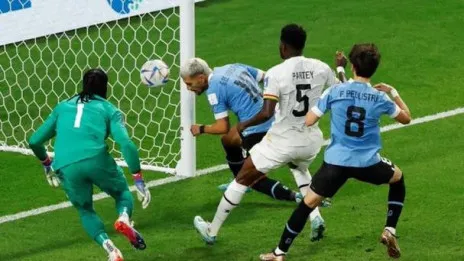 Al medio tiempo Uruguay gana 2-0 y sueña con octavos de finales