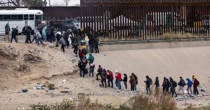Supremo de EE.UU. ordena mantener el Título 42 para expulsión de migrantes
