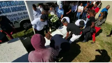 Escenas desgarradoras durante entierro de mujer que falleció en derrumbe de La Vega