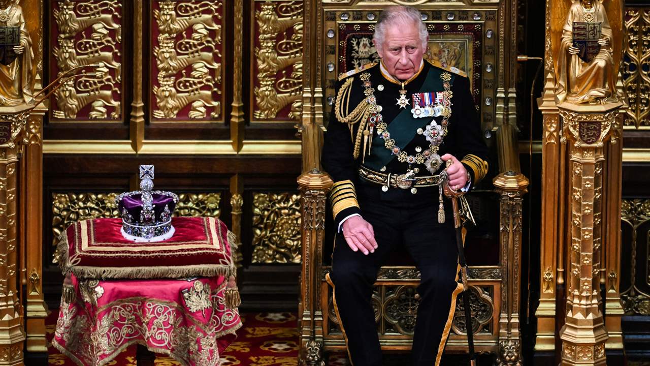Dan los últimos detalles a las invitaciones para la coronación de Carlos III