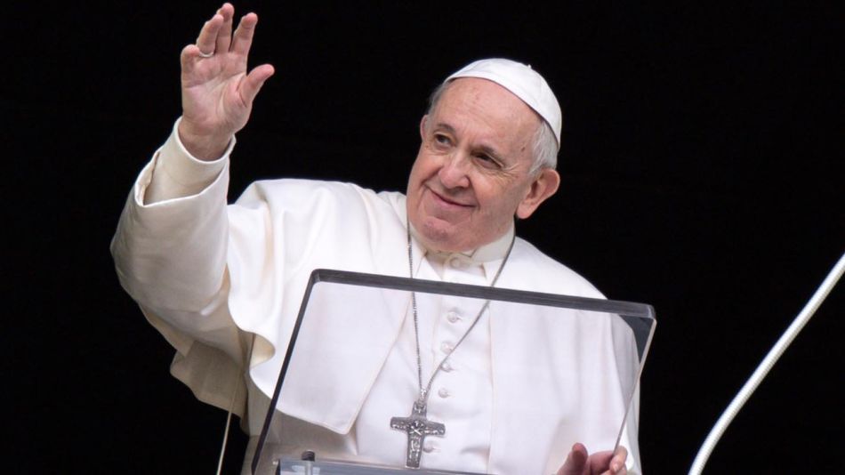 El papa "está bien, despierto, consciente" y bromeó tras su operación, según el cirujano