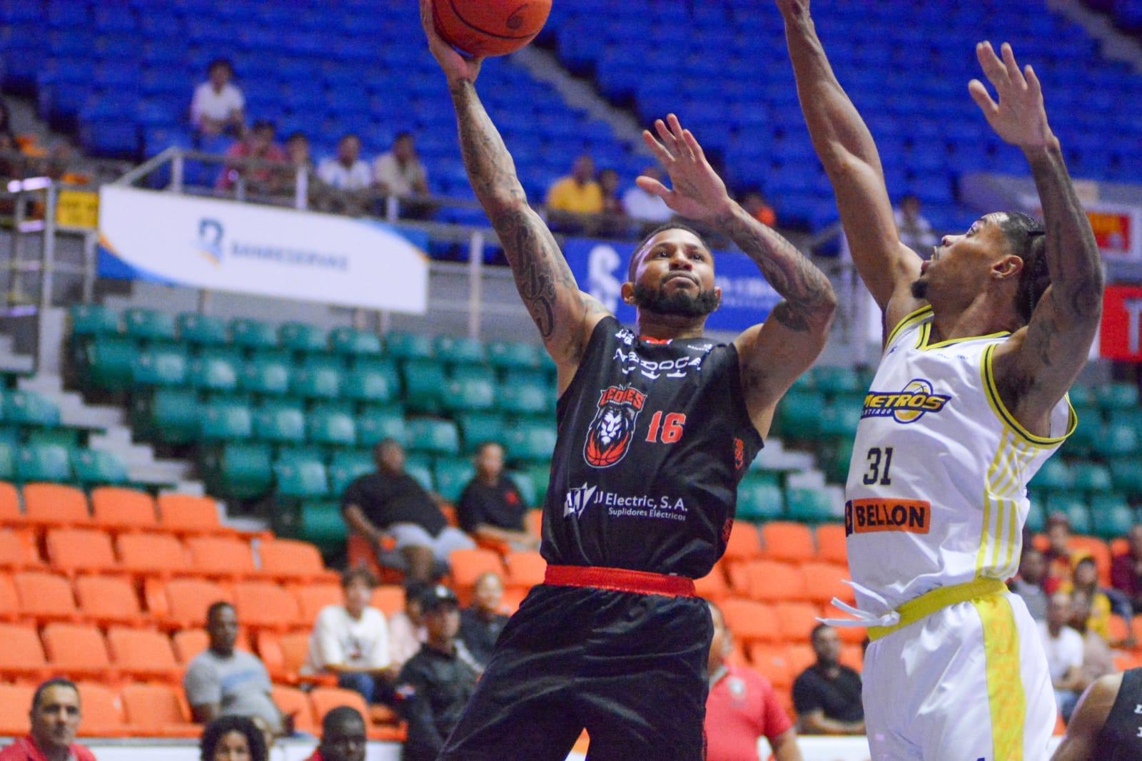Leones siguen enrachados; doblegan a los Metros